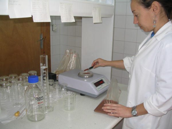 Realización del análisis del suelo en el laboratorio.