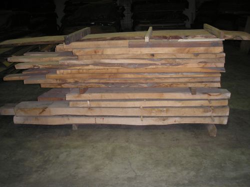 Tablones de madera de nogal para la fabricación de muebles.